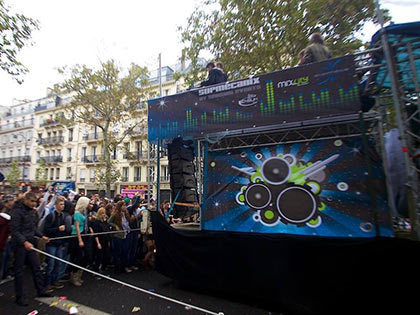 Photo des étudiants ingénieurs dj Supmécanix à la technoparade 2013 Paris