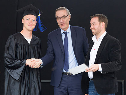 Le directeur Alain Rivière félicitant un étudiant Supméca fraîchement diplômé