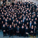 Photo de groupe des étudiants ingénieurs de Supméca diplômés en tenue universitaire en 2016