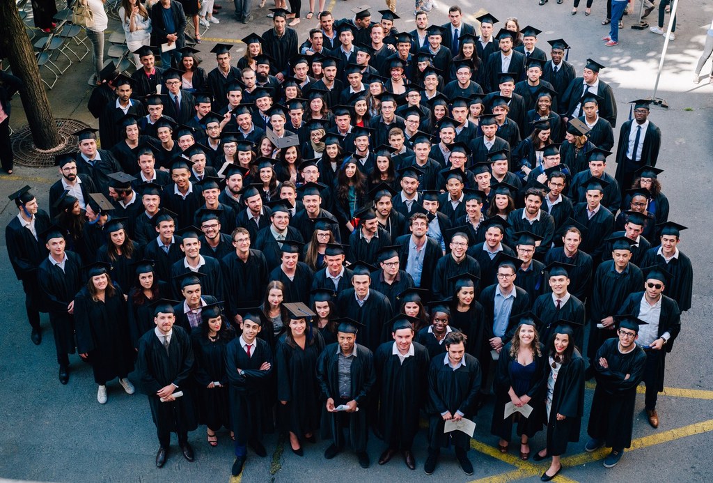 Photo de groupe des étudiants ingénieurs de Supméca diplômés en tenue universitaire en 2016