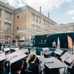 Photo des étudiants ingénieurs de Supméca assistant à un discours le jour de la remise des diplômes en 2016