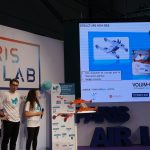 Photo de trois étudiants de Supméca expliquant la structure de Mini-Bee sur écran, projet sur l'aéronautique