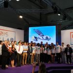 Photo de groupe des étudiants Supméca sur scène au salon du Bourget