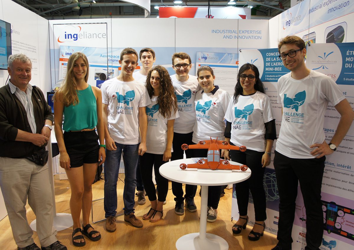 Photo de 8 étudiants de Supméca au salon du Bourget pour présenter leur projet sur l'aéronautique durant le Challenge NAE