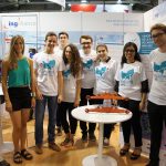 Photo de 8 étudiants de Supméca au salon du Bourget pour présenter leur projet sur l'aéronautique durant le Challenge NAE