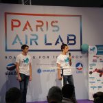 Photo de 2 étudiants de Supméca présentant sur scène leur projet sur l'aéronautique Mini-Bee