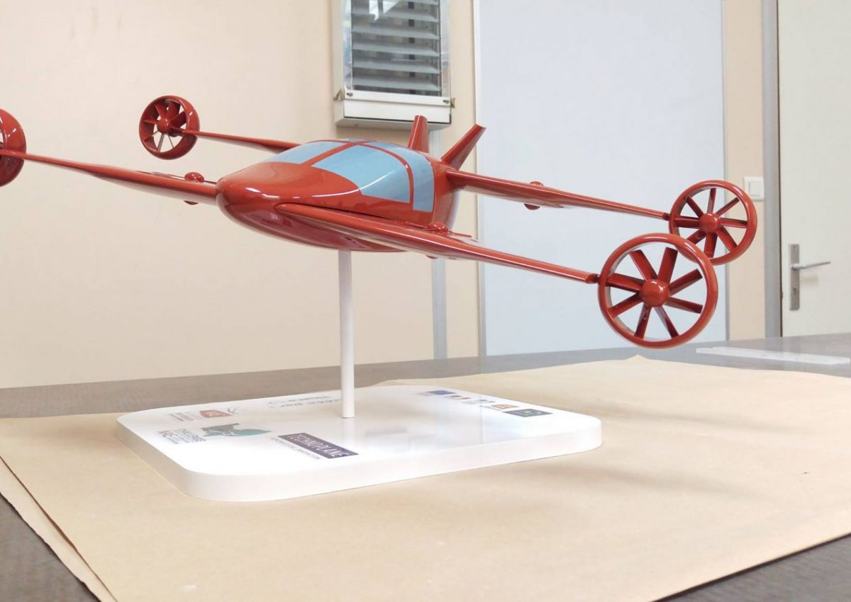 Maquette de Mini-Bee rouge sur l'aéronautique