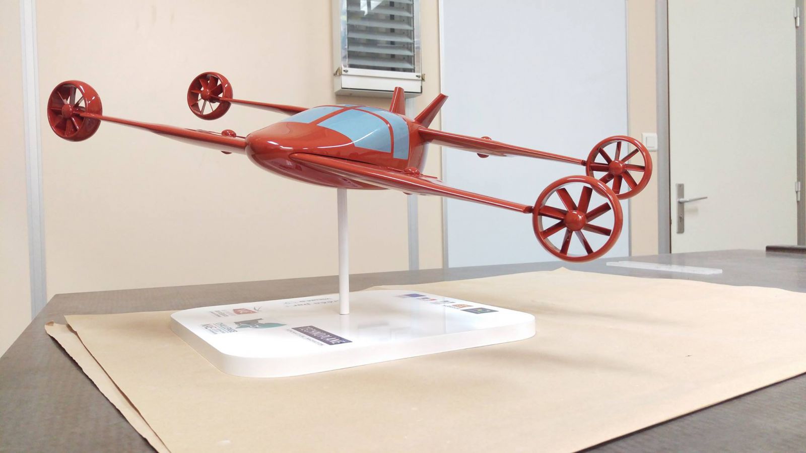 Maquette de Mini-Bee rouge sur l'aéronautique