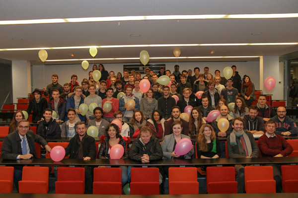 Personnels et étudiants de Supméca prennent la pose ensemble dans le grand amphithéâtre pour célébrer les 30 ans d'Erasmus.