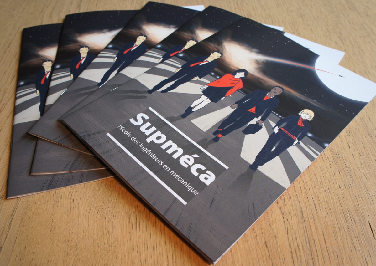 nouvelle brochures Supméca posées en éventail sur une table, la couverture représente 4 étudiants marchant sur un tarmac de nuit