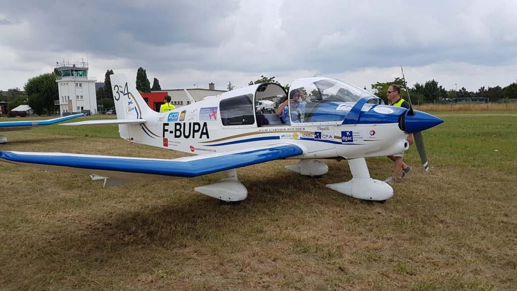 Julie dans son avion pour le Hop ! Tour des jeunes pilotes