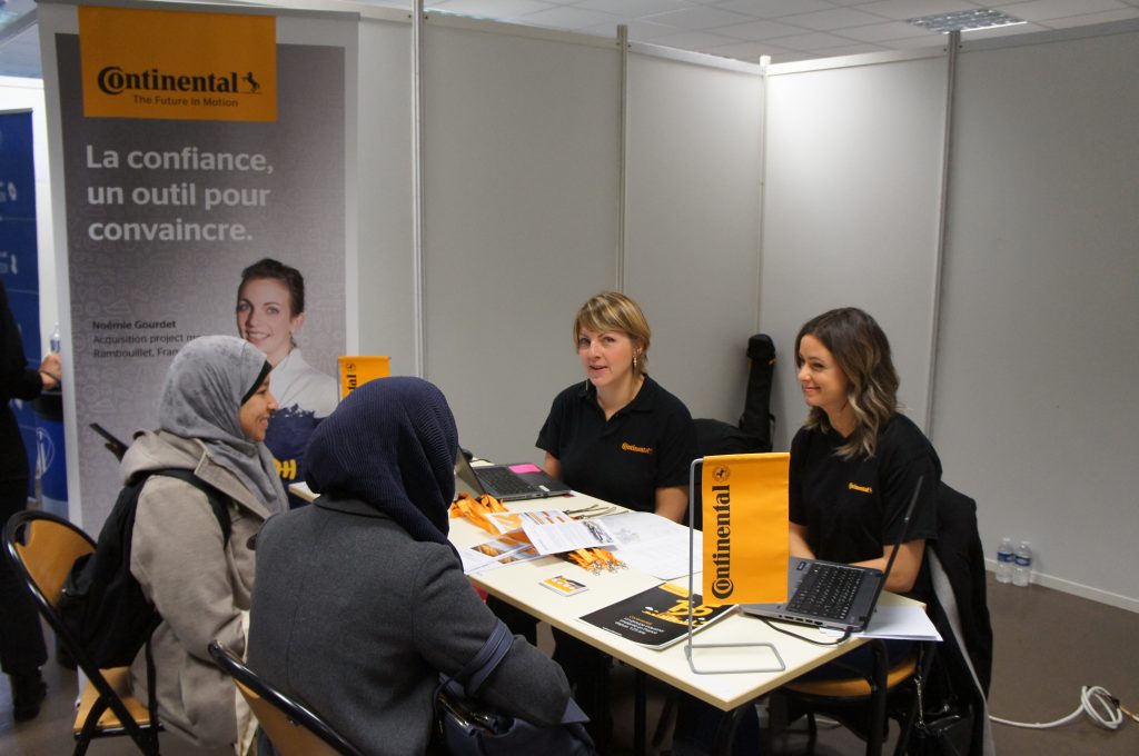 Des étudiantes rencontrent les contacts recrutement de Continental