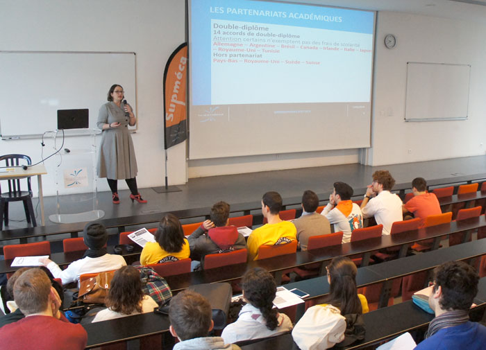 Dans un amphithéâtre une conférence de la journée internationale à Supméca