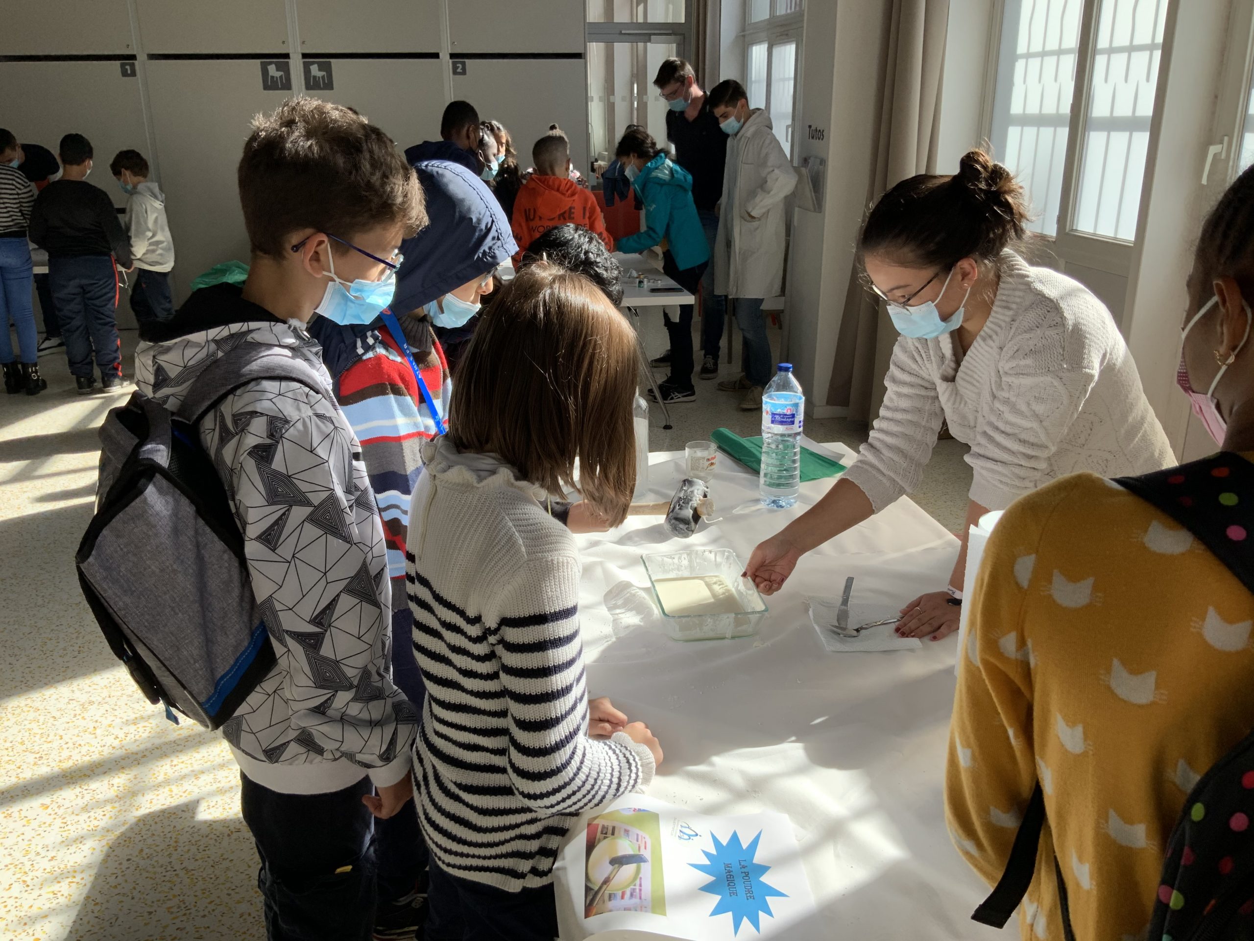 Atelier de chimie avec des enfants à l'occasion de la fête de la science