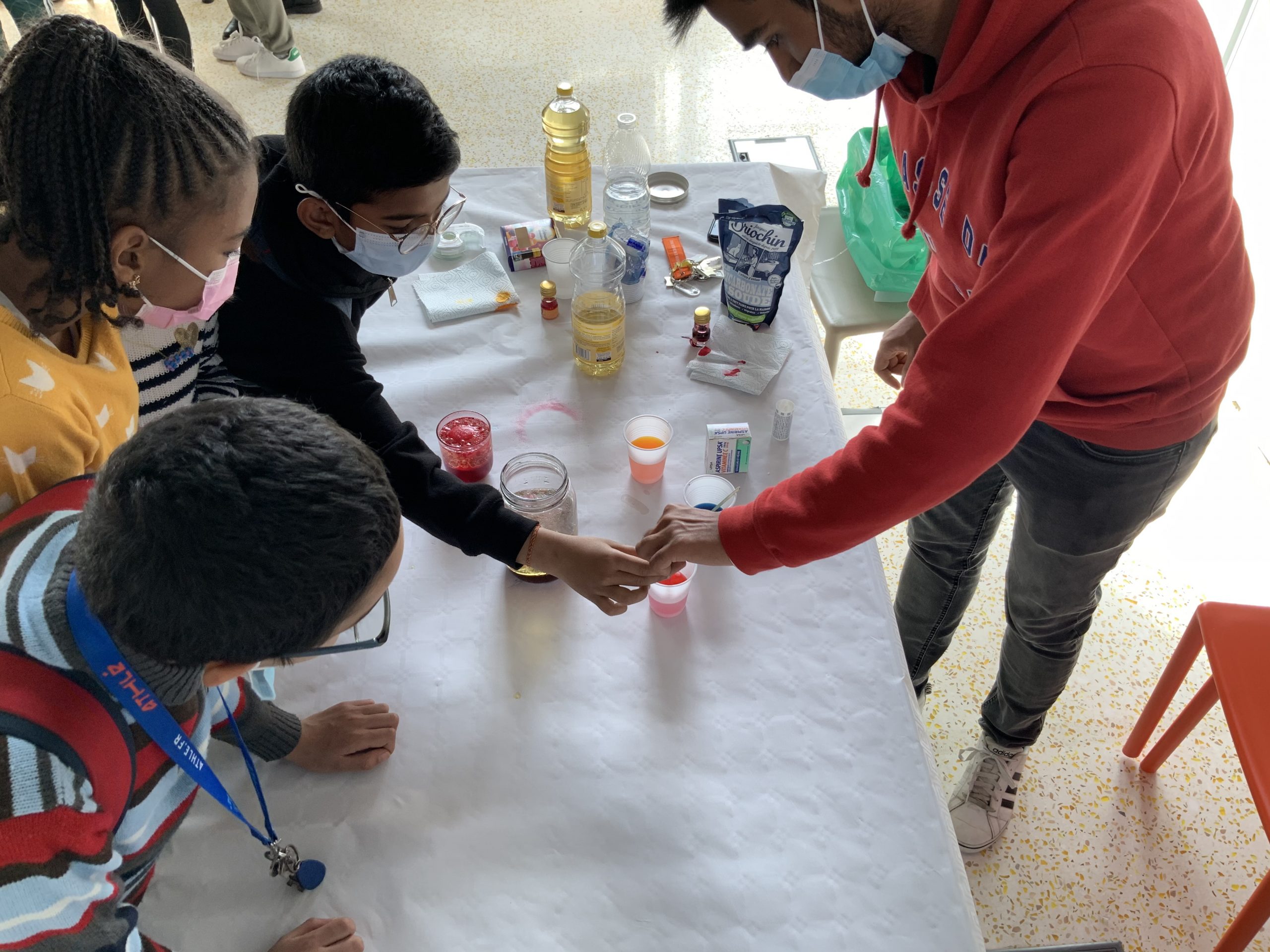 Atelier de chimie avec des enfants numéro 2 fête de la science 