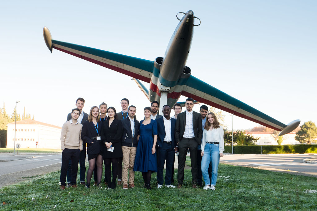 l'équipe ISAE-Supméca devant un avion bleu blanc rouge dans la cour de l'École de l'air