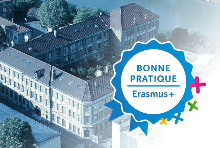 logo du label Bonne Pratique Erasmus + sur fond de photo du bâtiment historique d'ISAE-Supméca