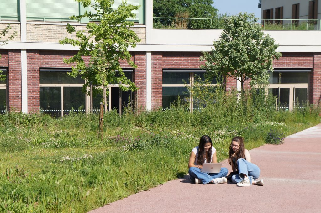Deux étudiantes en train de travailler tranquillement dans le campus d'ISAE-Supméca