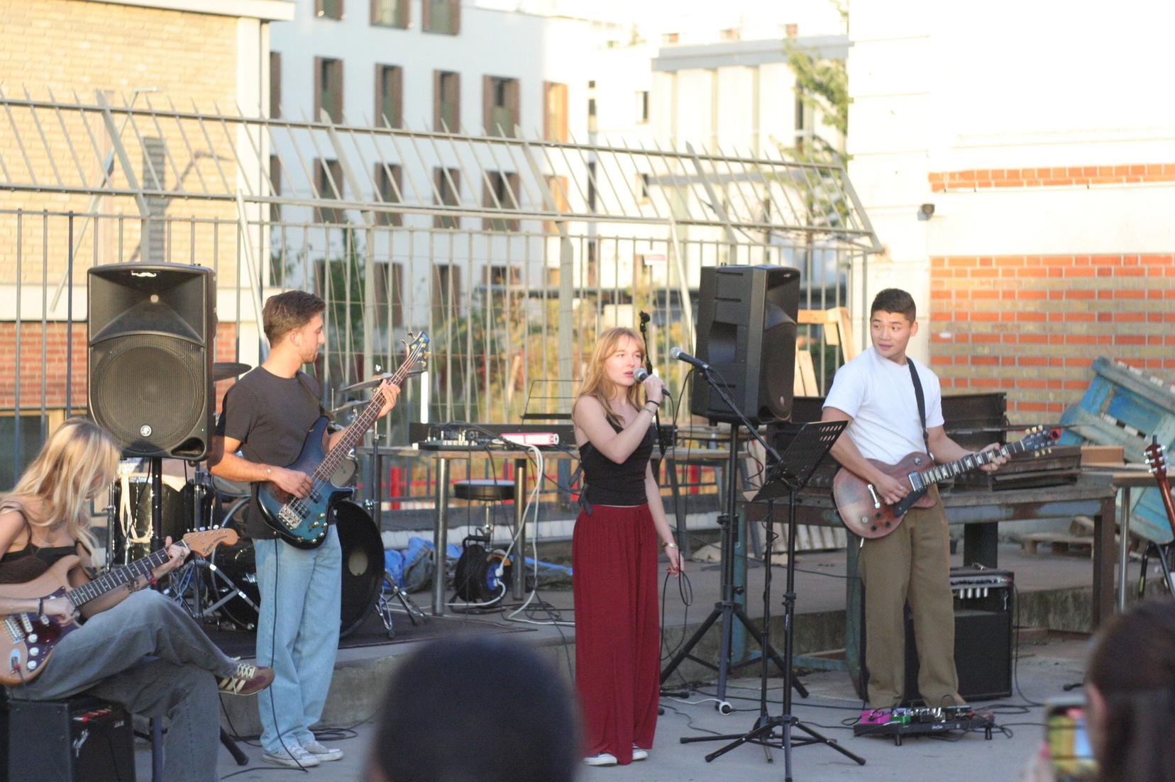groupe de musique avec une chanteuse et deux guitariste dans la cour d'ISAE-Supméca