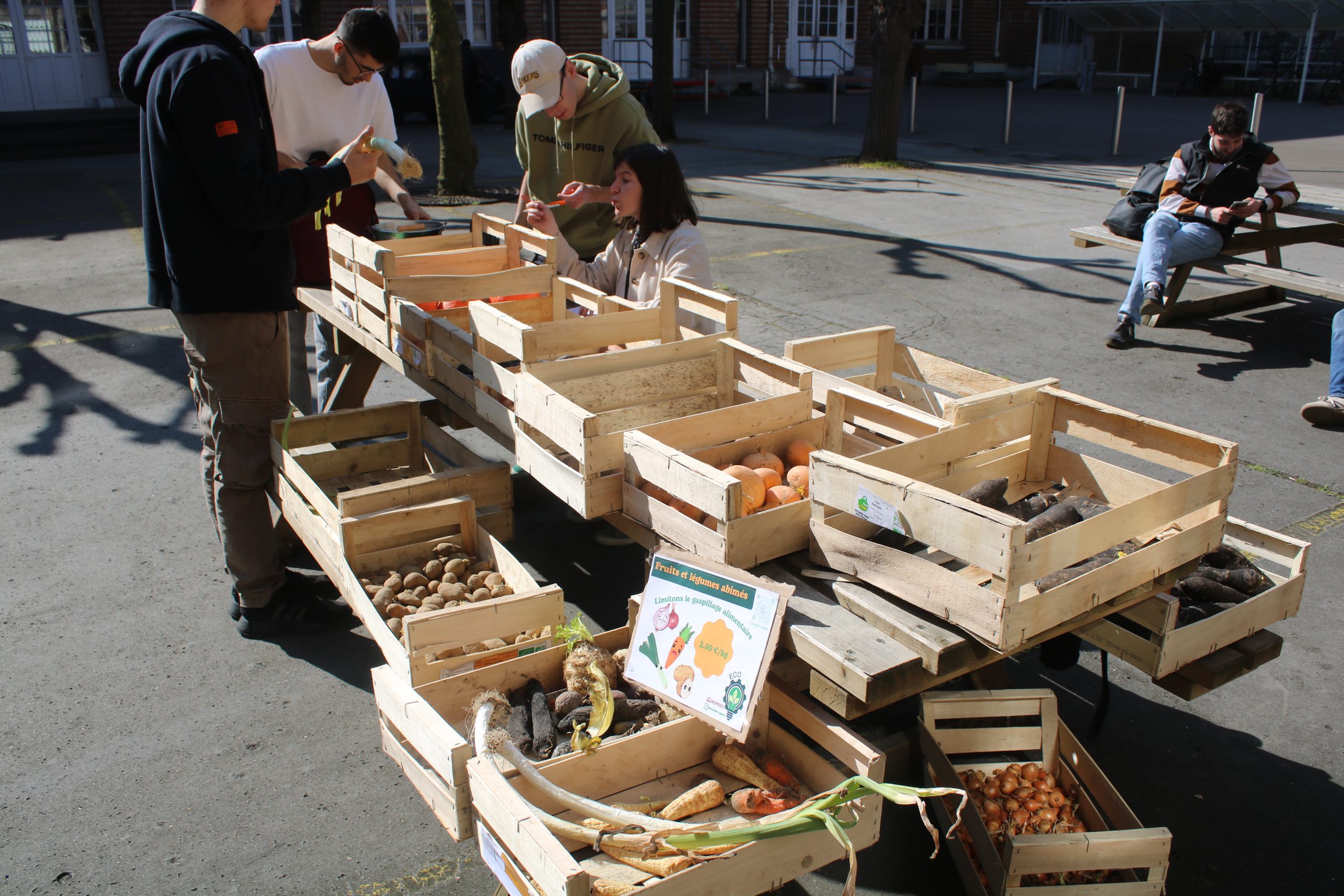 Vente de fruits et légumes de circuit court dans la cour d'ISAE-Supméca par l'association EcoStudent